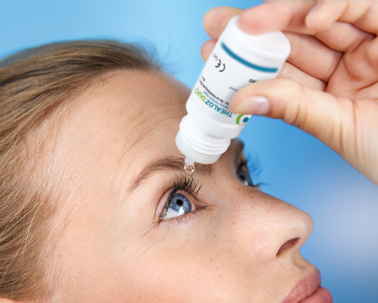 Augentropfen werden ins Auge getropft