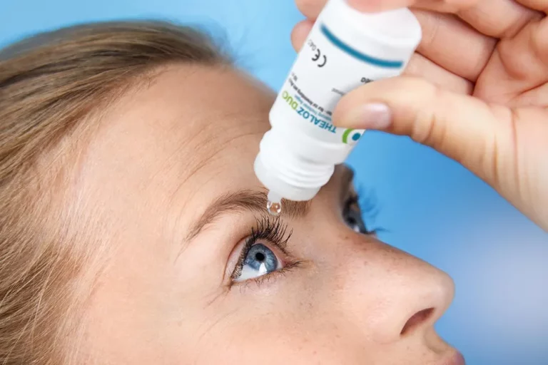 Frau mit blauen Augen, die ThealozⓇ Duo Augentropfen verwendet.